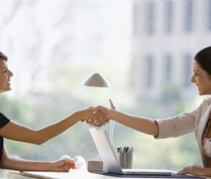 img_proyectos-institucionales Businesswomen shaking hands
